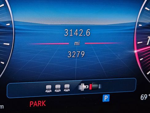 Used 2025 Mercedes-Benz GLC 300 4MATIC image 30