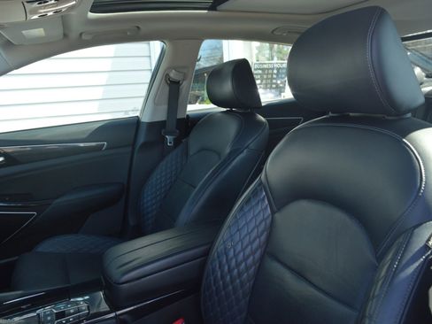 Used 2018 Kia Cadenza Limited image 12