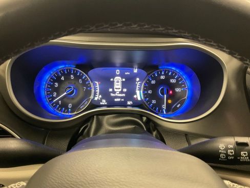 Used 2023 Chrysler Pacifica Touring-L image 2