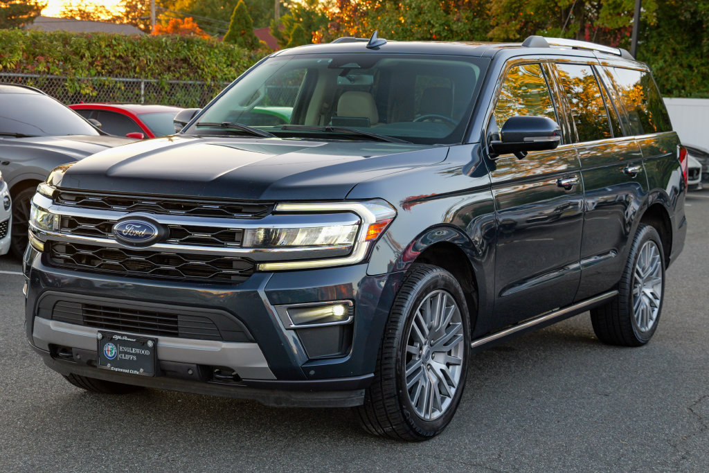 Used 2023 Ford Expedition Limited AWD/4WD image 3
