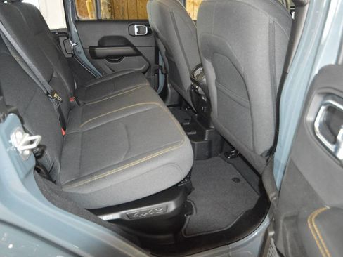 Used 2025 Jeep Wrangler Unlimited Sahara image 13