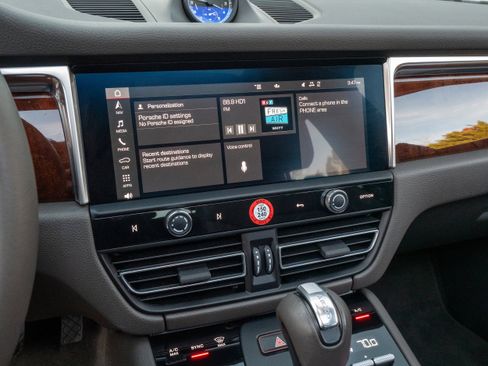 Used 2023 Porsche Macan image 26