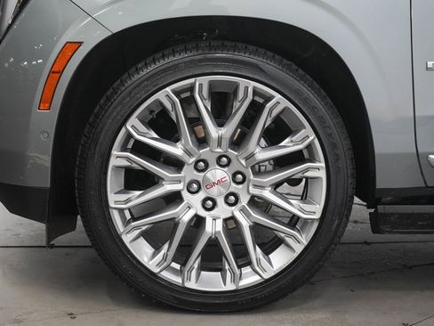 Used 2025 GMC Yukon Denali w/ Denali Reserve Package AWD/4WD image 32