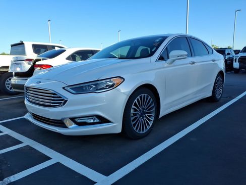 Used 2017 Ford Fusion SE w/ Fusion SE Technology Package FWD image 2