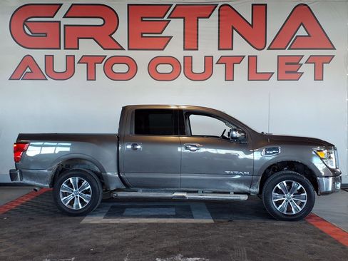 Used 2017 Nissan Titan SL image 1