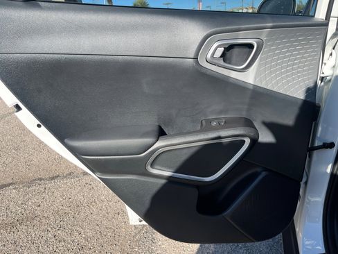 Used 2025 Kia Soul LX image 16