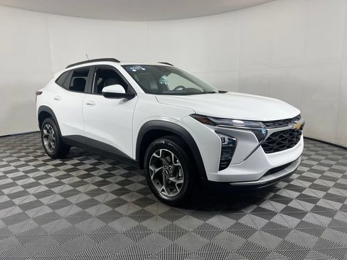 Certified 2025 Chevrolet Trax LT FWD image 10