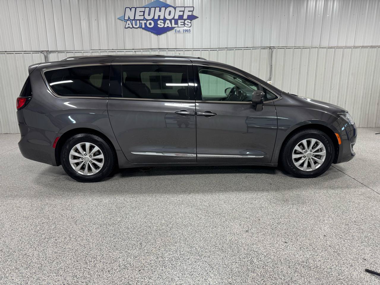 Used 2018 Chrysler Pacifica Touring-L Plus FWD image 1