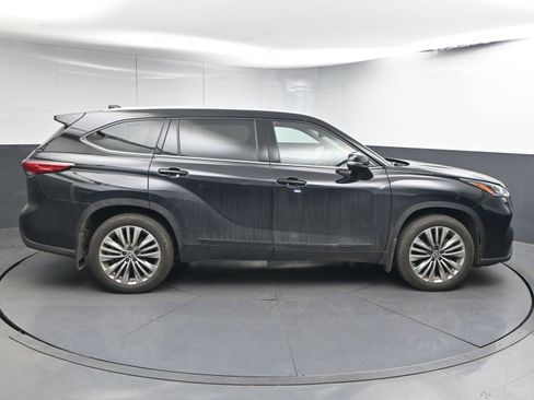 Used 2021 Toyota Highlander Platinum image 9