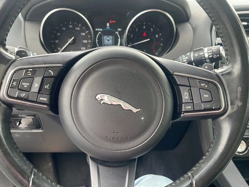 Used 2017 Jaguar F-PACE Premium image 15
