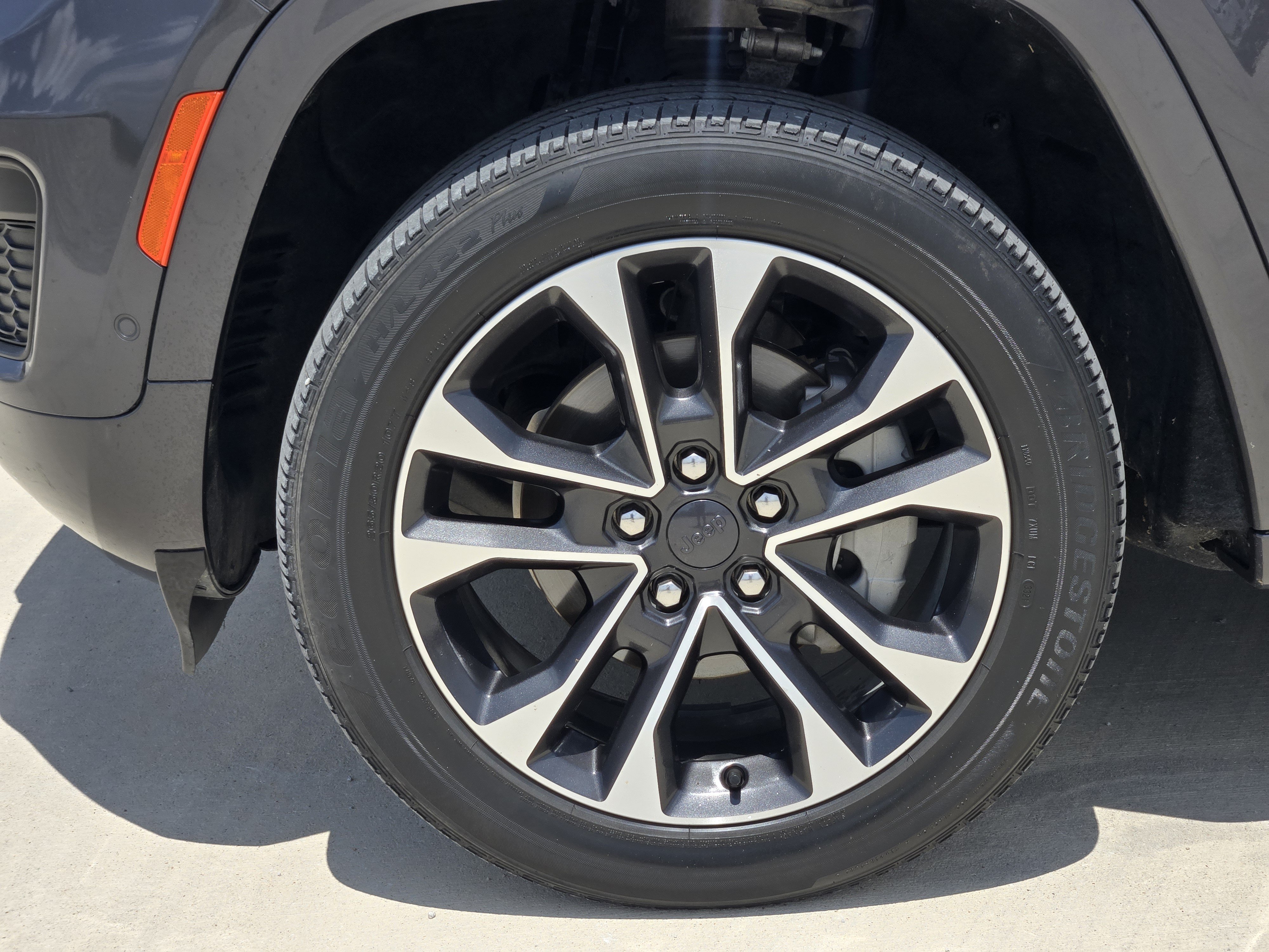 Used 2022 Jeep Grand Cherokee Overland w/ Luxury Tech Group IV AWD/4WD image 14