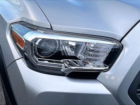 Used 2022 Toyota Tacoma TRD Off-Road w/ Technology Package image 31