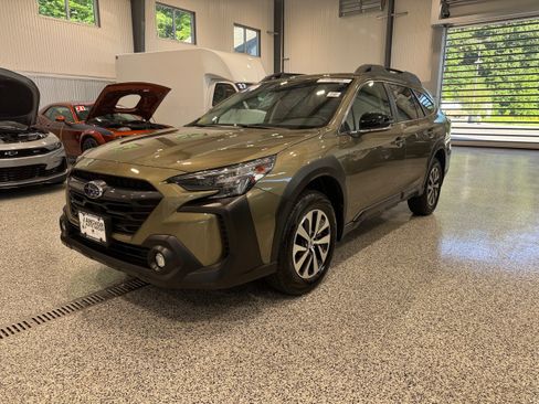 Used 2024 Subaru Outback Premium AWD/4WD image 1