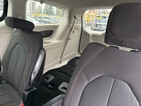 Used 2018 Chrysler Pacifica LX image 13