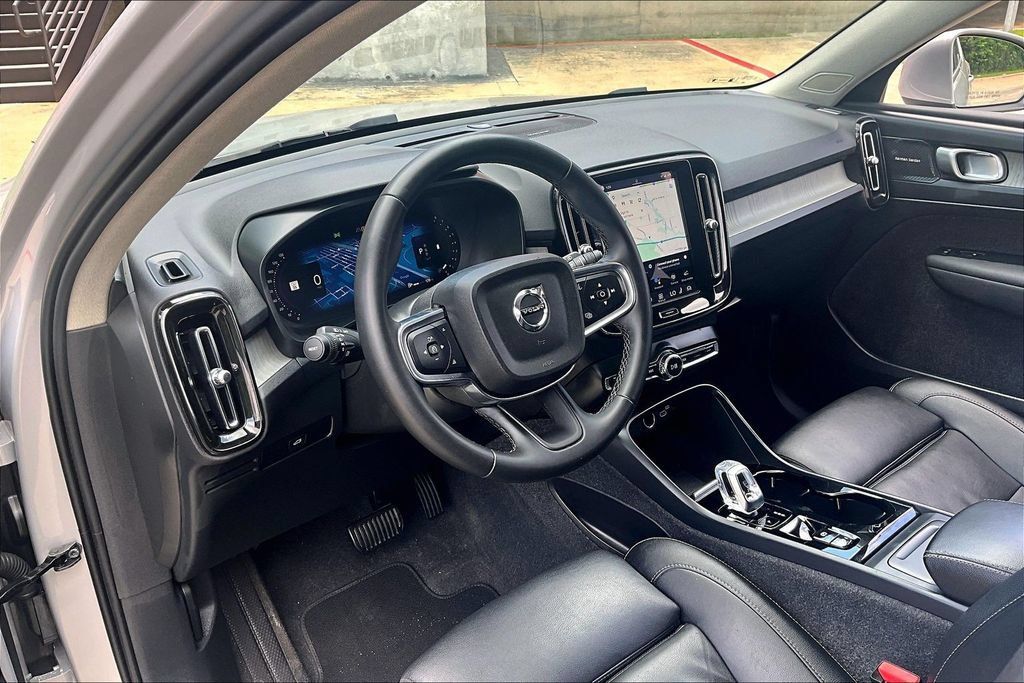 Certified 2024 Volvo XC40 B5 Plus w/ Protection Package Premier AWD/4WD image 17