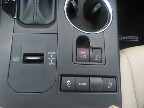 Used 2021 Toyota Highlander XLE FWD image 48