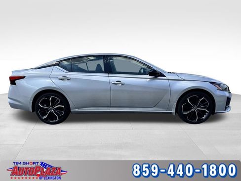 Used 2023 Nissan Altima 2.5 SR FWD image 9