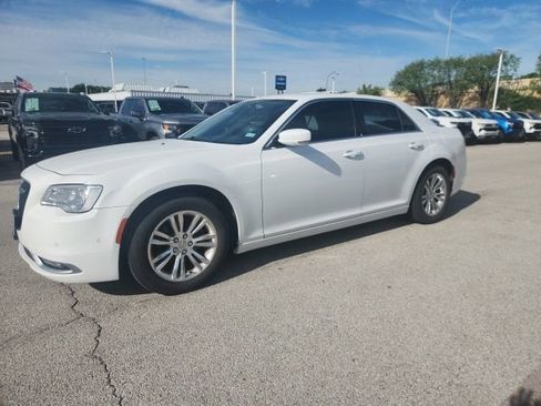 Used 2021 Chrysler 300 Touring L image 2