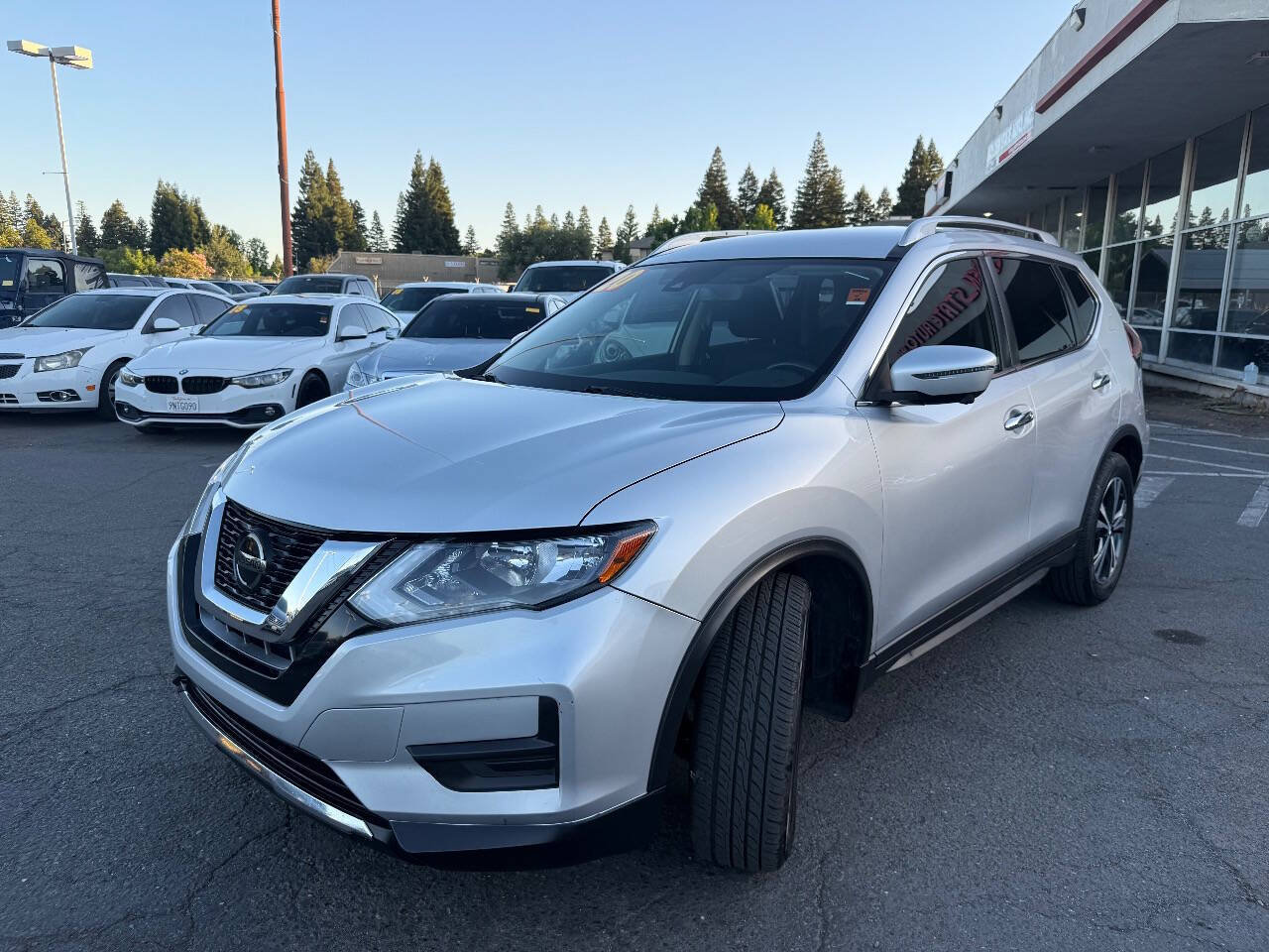 Used 2020 Nissan Rogue SV w/ Premium Package FWD image 4
