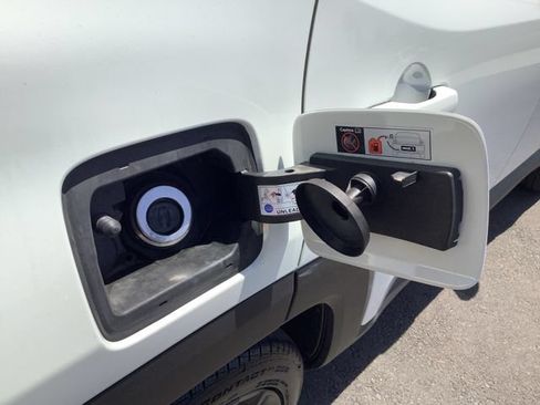 Used 2021 Jeep Renegade Latitude FWD image 32