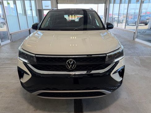 Used 2024 Volkswagen Taos SE AWD/4WD image 2