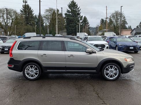 Used 2016 Volvo XC70 T5 Premier w/ Proximity Package image 6
