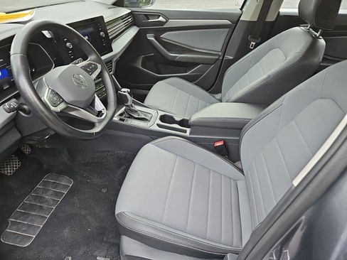 Used 2025 Volkswagen Jetta SE FWD image 19