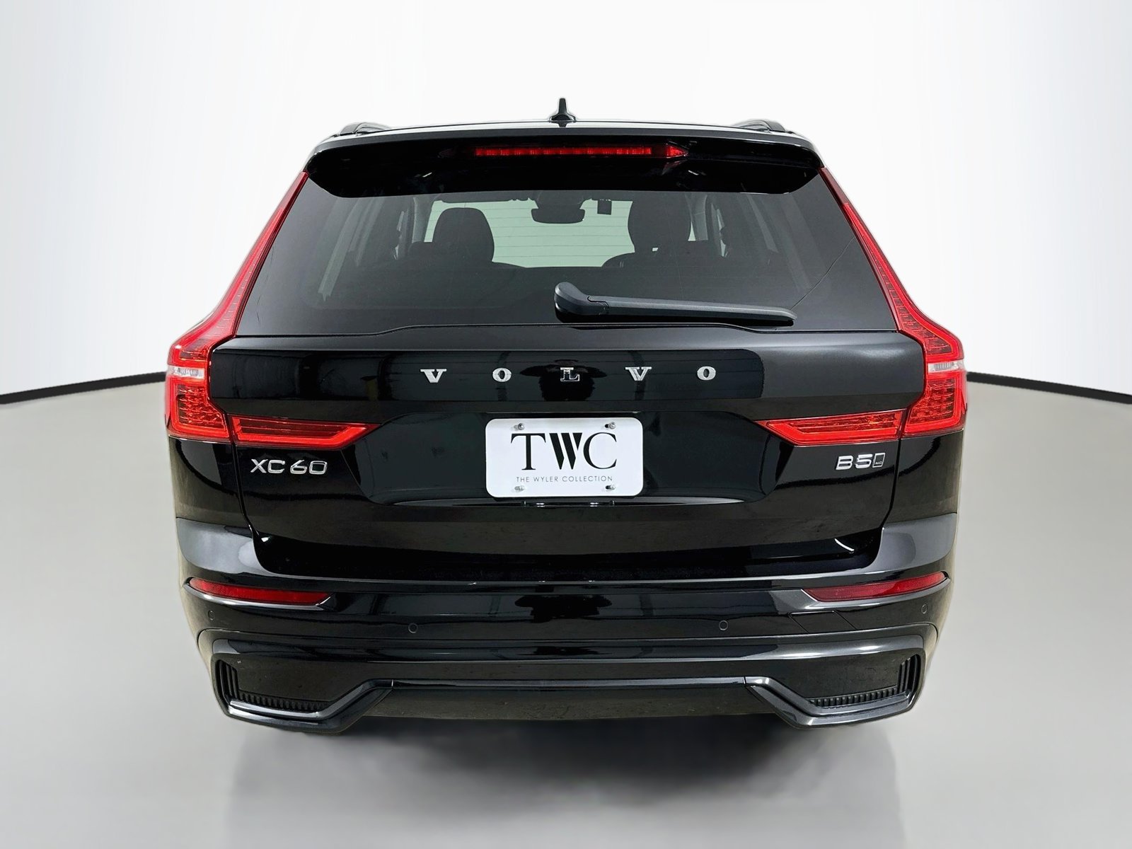 Used 2024 Volvo XC60 B5 Plus w/ Climate Package AWD/4WD image 6