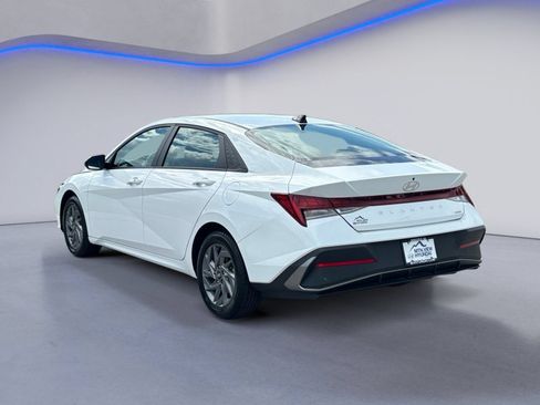 Certified 2025 Hyundai Elantra Hybrid FWD image 3