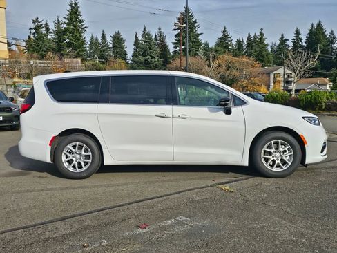 New 2026 Chrysler Pacifica Select image 9