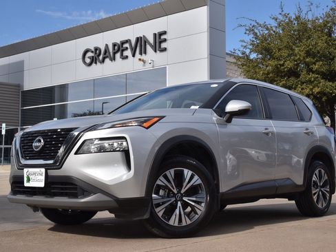 Used 2023 Nissan Rogue SV image 2