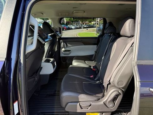 Used 2023 Kia Carnival LX w/ Paint Protection Package FWD image 26