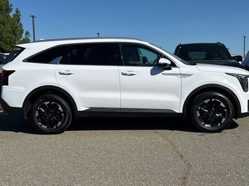Certified 2025 Kia Sorento S AWD/4WD image 3