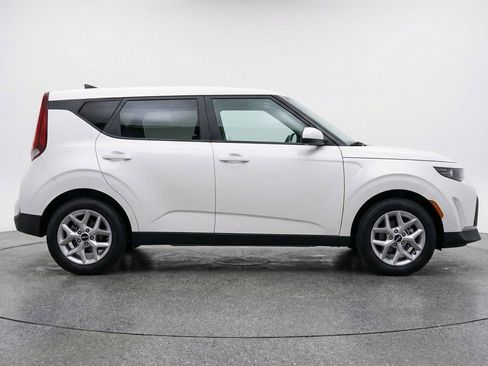 Used 2025 Kia Soul LX w/ LX Technology Package FWD image 11