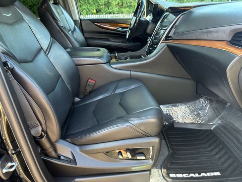 Used 2019 Cadillac Escalade Luxury AWD/4WD image 12