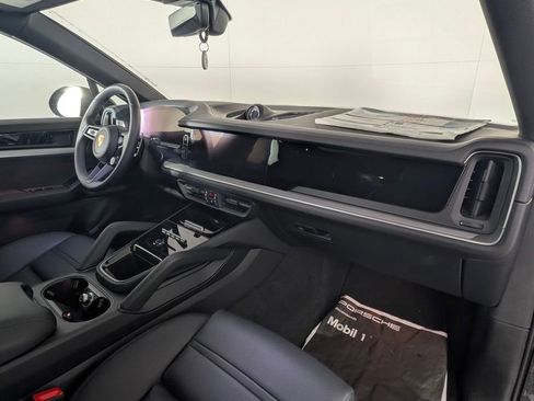 Certified 2025 Porsche Cayenne Coupe image 19
