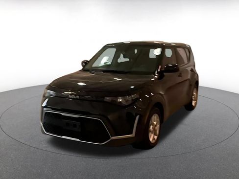 Used 2025 Kia Soul LX w/ LX Technology Package FWD image 3