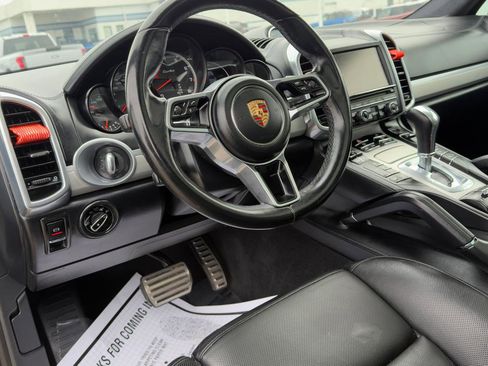 Used 2015 Porsche Cayenne Turbo image 40