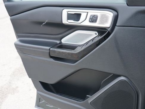 Certified 2022 Ford Explorer Platinum w/ Premium Technology Package AWD/4WD image 18