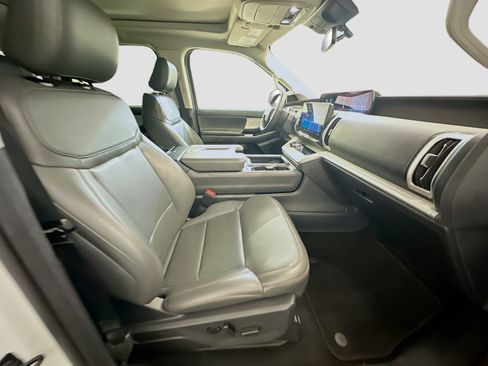 Used 2025 Ford Expedition Active AWD/4WD image 33