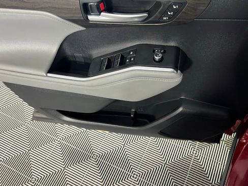 Used 2024 Toyota Highlander Platinum image 22