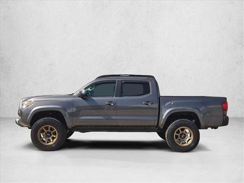 Used 2018 Toyota Tacoma SR5 RWD image 9