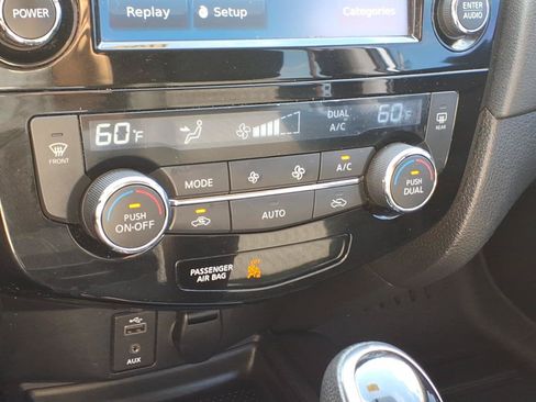 Used 2017 Nissan Rogue SV w/ SV Premium Package AWD/4WD image 18