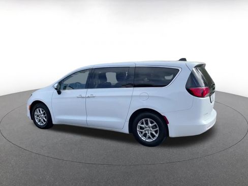 Used 2023 Chrysler Voyager LX image 9