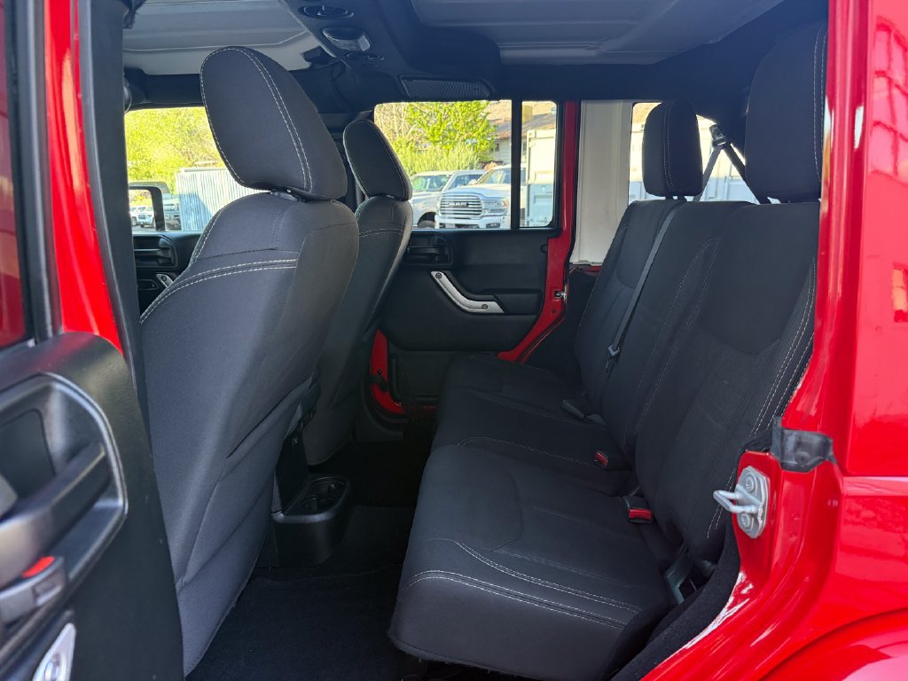 Used 2018 Jeep Wrangler Unlimited Sahara w/ Max Tow Package AWD/4WD image 29