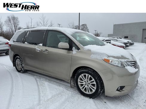 Used 2017 Toyota Sienna XLE image 1