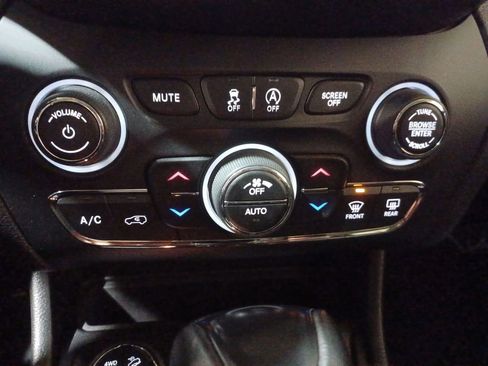 Used 2021 Jeep Cherokee Trailhawk image 17