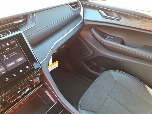 New 2025 Jeep Grand Cherokee Altitude image 15