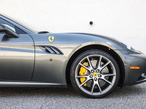 Used 2010 Ferrari California RWD image 4