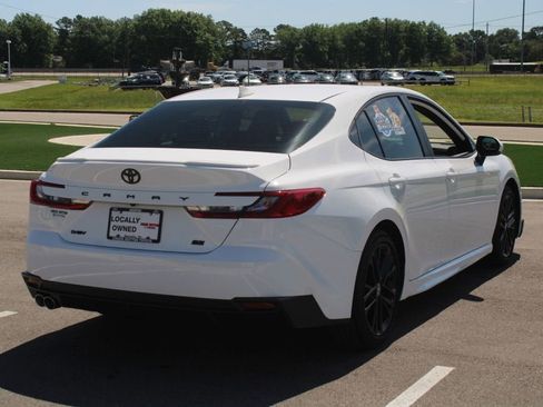 Used 2025 Toyota Camry SE FWD image 19